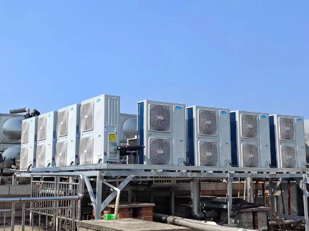 廣西美的空氣能熱水系統，為您的場所提供高效節能的熱水解決方案！